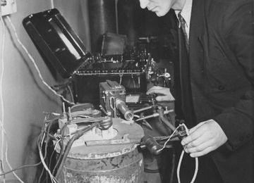 Аспирант кафедры теплофизики Политеха изучает физику горения. 1957 год