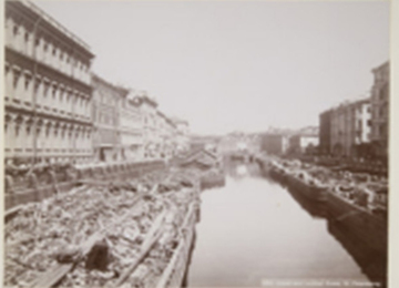 Вид с Синего моста на Мойку и баржи, груженные дровами. 1880–1890 годы