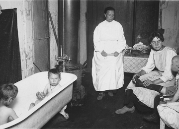 Мытье детей в ванной. 1915 год