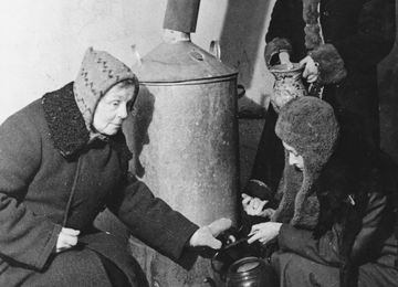 Жители блокадного Ленинграда набирают горячую воду в бомбоубежище. 1942 год