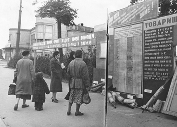 Стенды на улицах города по подготовке домов к зиме. 1942 год