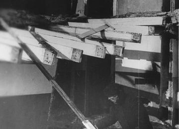 Слом деревянного дома на дрова для хлебозавода. 1942 год