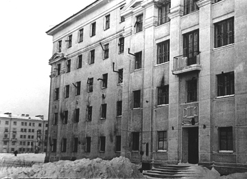 Трубы от печек-времянок в окнах жилого дома (Малоохтинский проспект). 1943 год