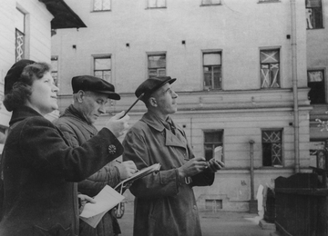 Комиссия проверяет подготовку дома к зиме. 1942 год
