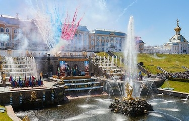 Праздник фонтанов в Петергофе